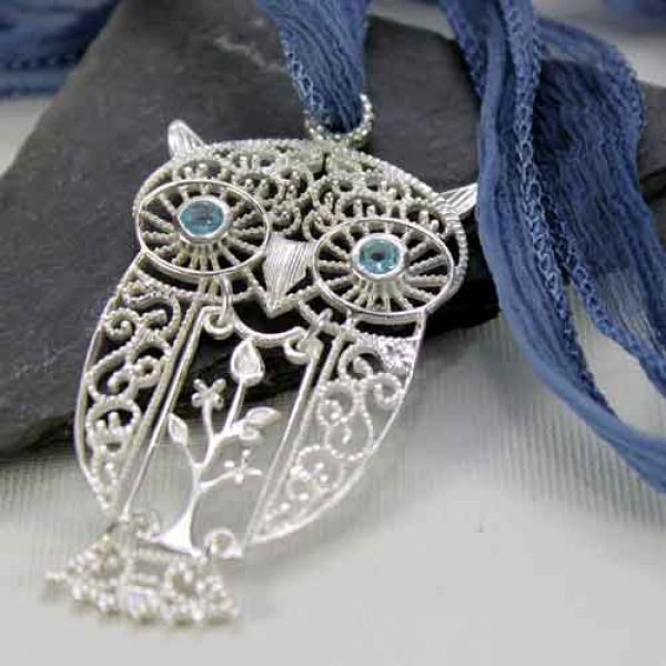 Anhänger, Eule mit Topas blau, 925 an Seidenband